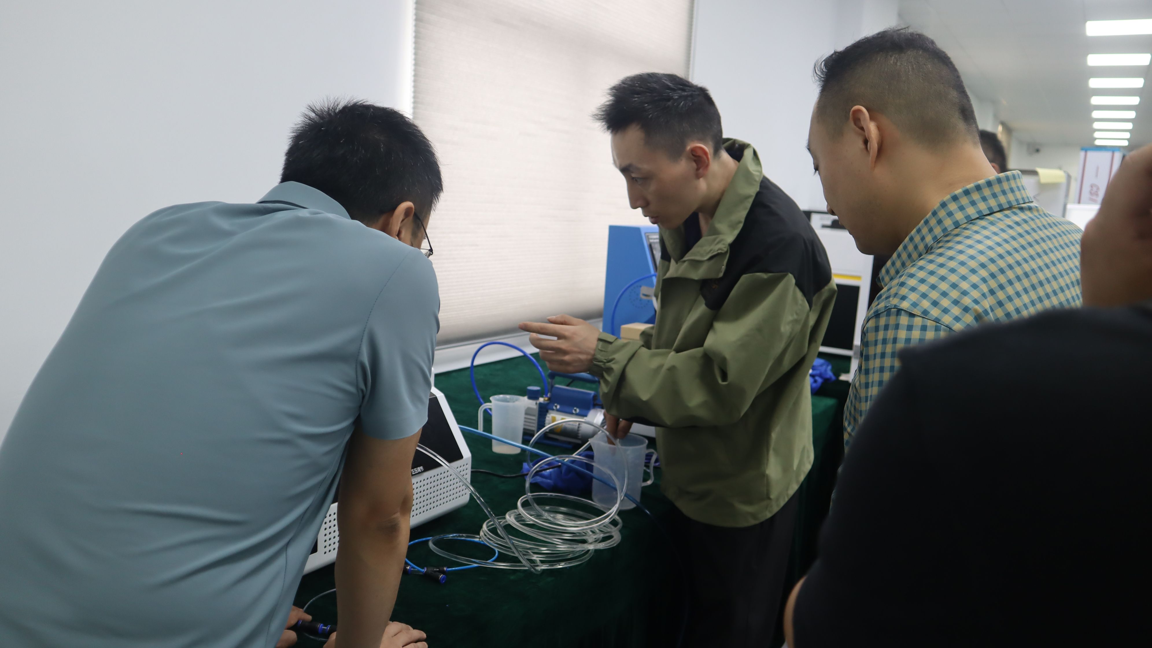 导管液体泄漏测试仪客户来上海程斯考察设备