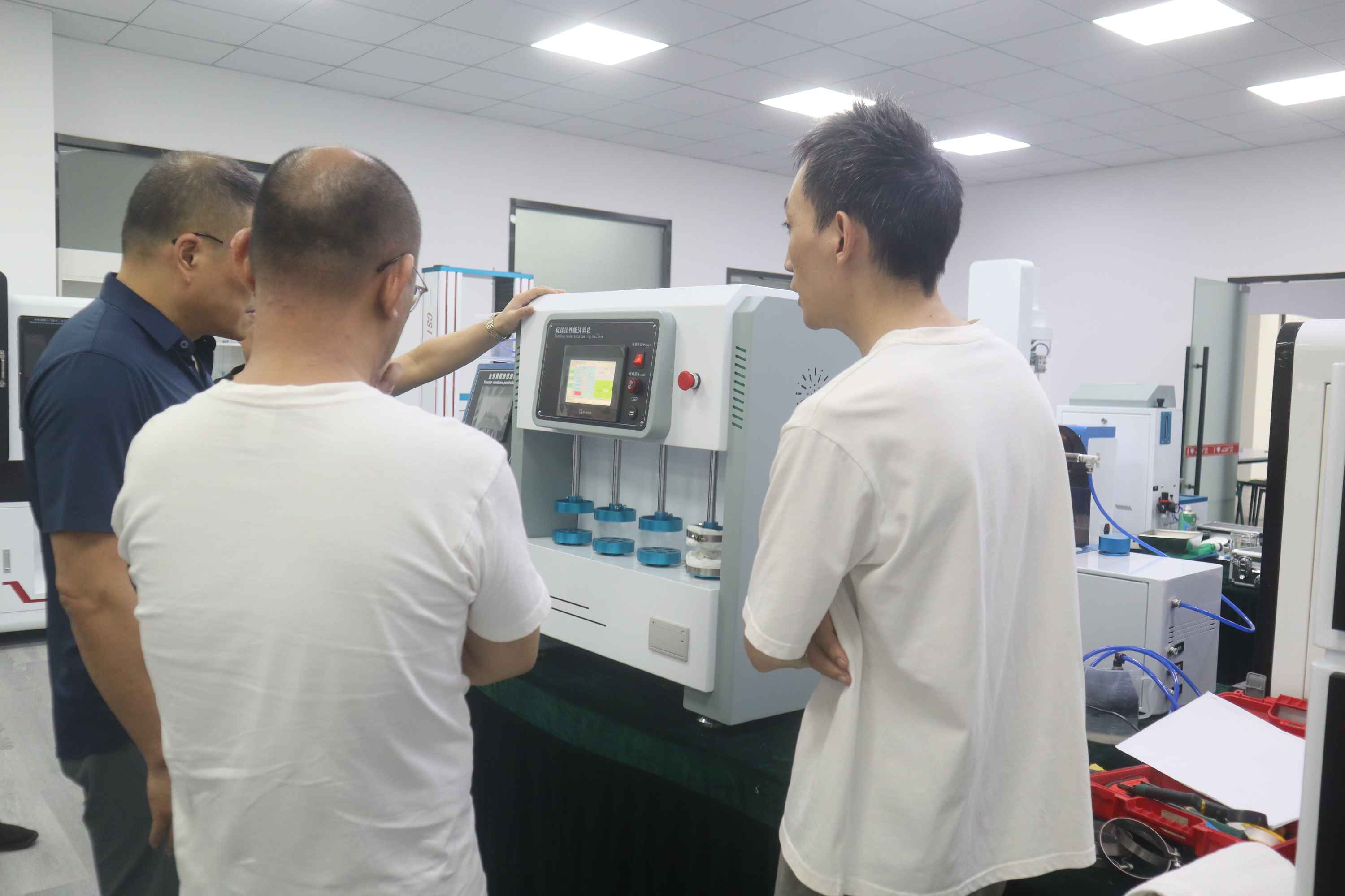 抗揉搓性能试验机：XXX有限公司考察上海程斯的创新设备