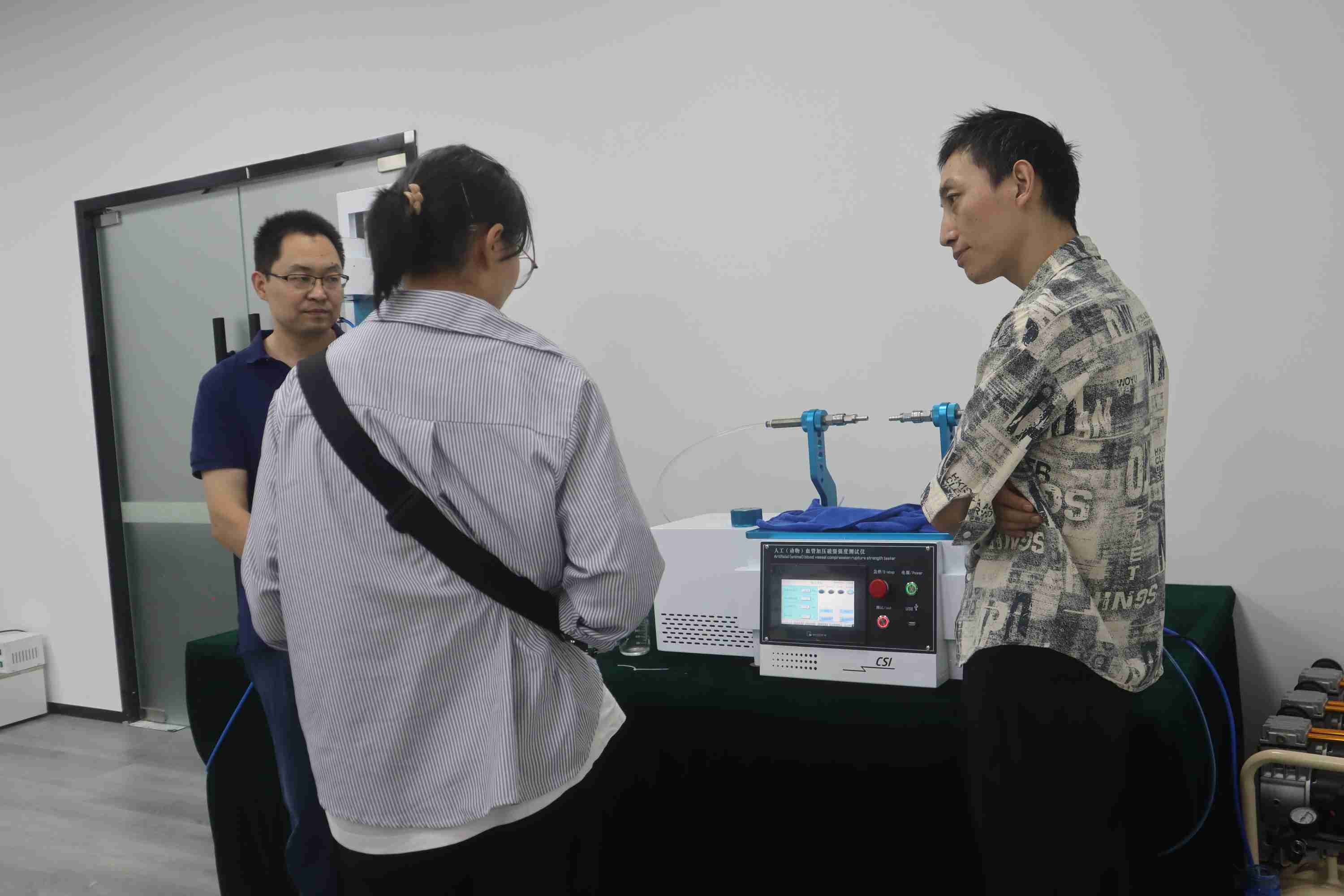 人工（动物)血管加压破裂强度测试仪：客户到上海程斯参观设备