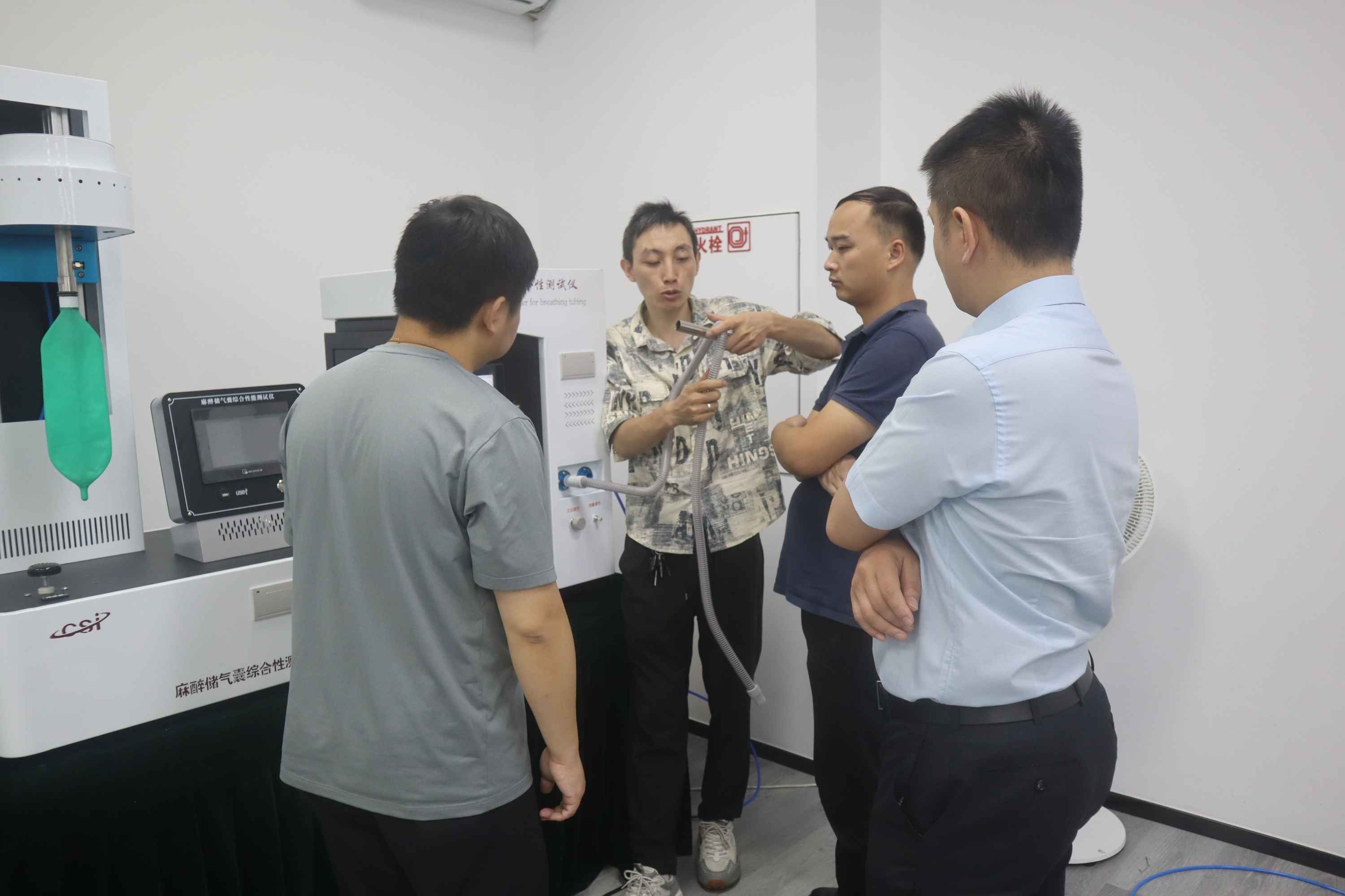 呼吸管路综合性测试仪：客户到上海程斯考察设备