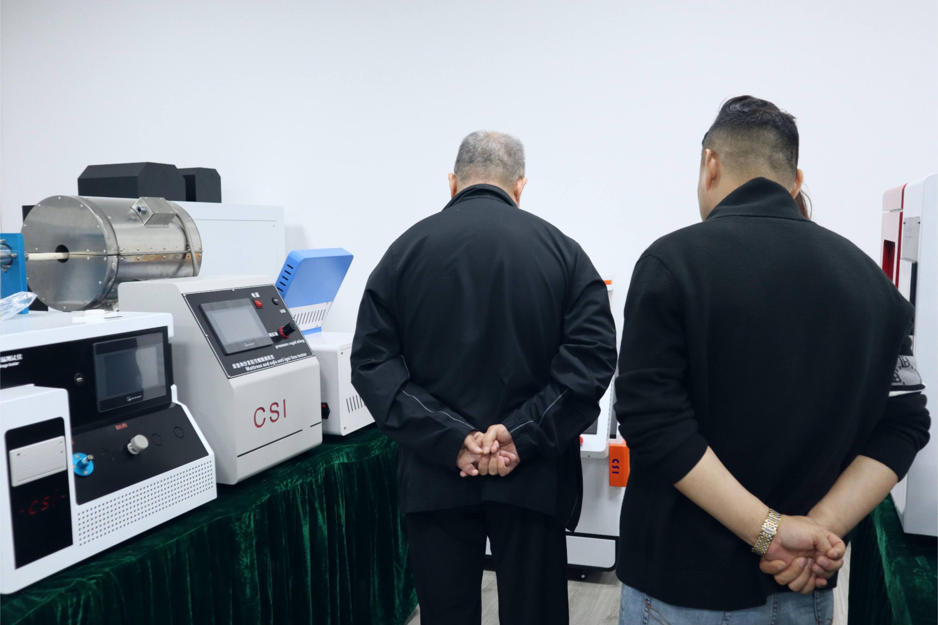 安全健康防护用品公司到访上海程斯参观设备